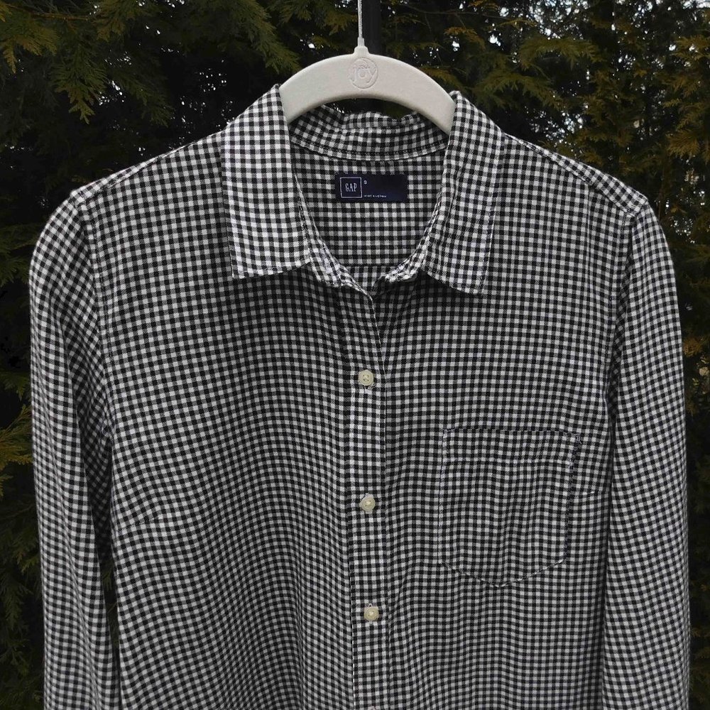 Gap Lightweight Gingham Buttondown Top with Chest Pocket - Picture 2 of 3